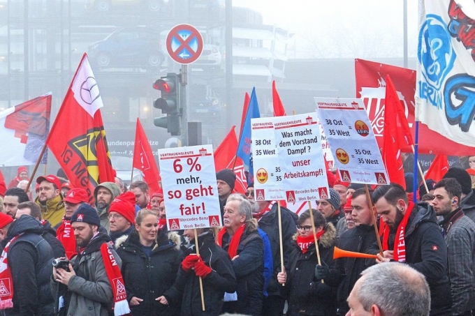 НАЧАЛОСЬ: 10 000 сотрудников Daimler покинули рабочие места!