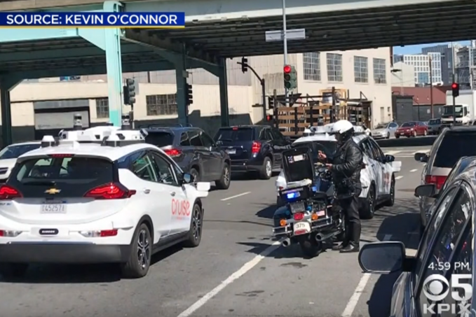 Беспилотный Chevrolet Bolt получил штраф за то, что «подрезал» пешехода на переходе!